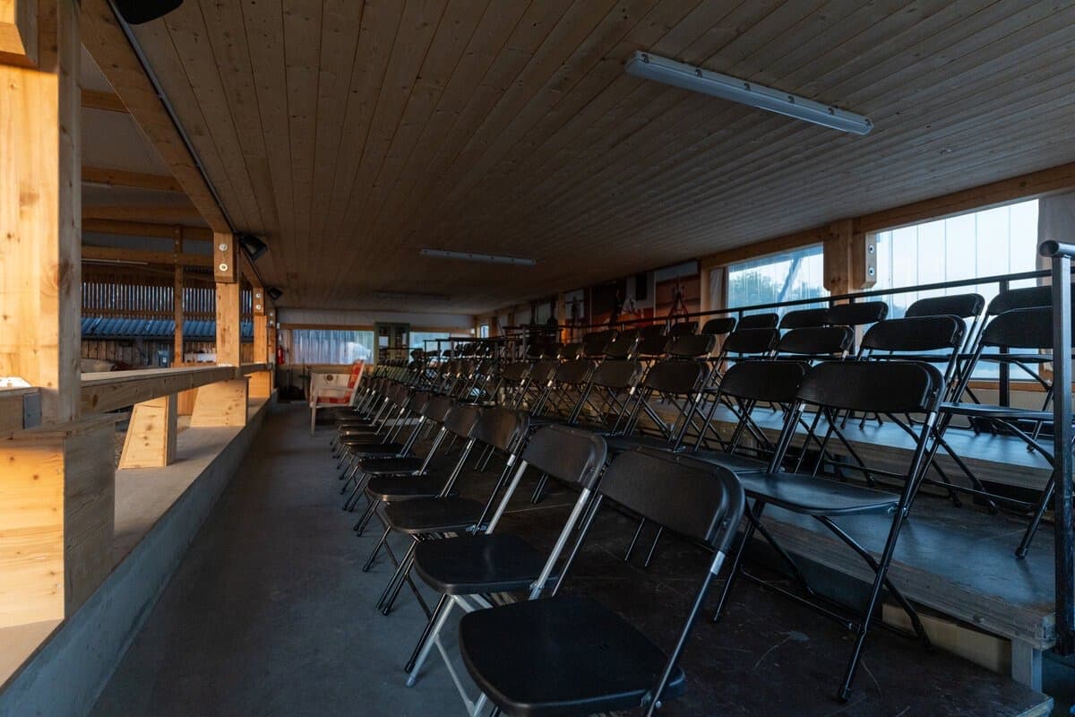Die Stuhlreihen der Tribüne über der Reithalle vor Beginn der Veranstaltung